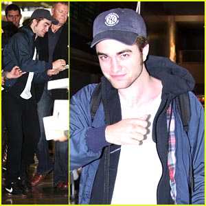 Robert Pattinson Brings New Moon to Narita Airport