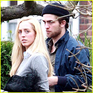 Robert Pattinson Strolls with Sister
