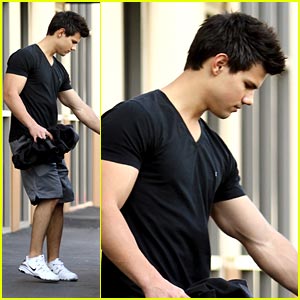 Taylor Lautner is People's Choice Pumped