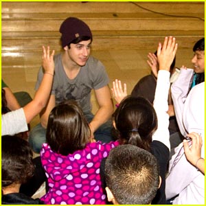 David Henrie Gets Silly with Selma Avenue Elementary