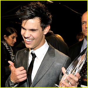 Taylor Lautner Wins Breakout Movie Actor!