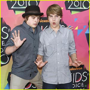 Dylan & Cole Sprouse Hit the Kids Choice Awards 2010