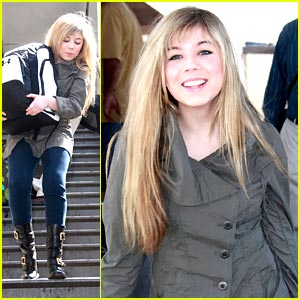 Jennette McCurdy: LAX Luggage Carrier