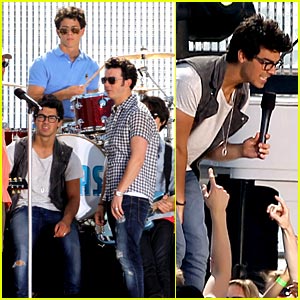 The Jonas Brothers: Pacific Palisades Playful