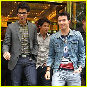 Jonas Brothers Pucker Up, Pinch Themselves!