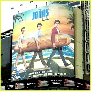 Jonas Brothers Walk Across Hollywood & Highland!