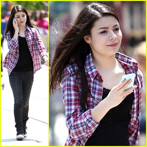 Miranda Cosgrove: My Date Drove on the Wrong Side of the Road!