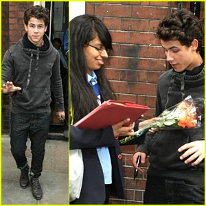 Nick Jonas: Flowers From Fans!