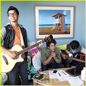 Joe, Nick and Kevin Jonas Move Into The Guest House!