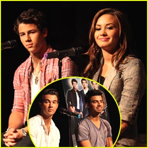 Demi Lovato & Jonas Brothers Chat in Chicago