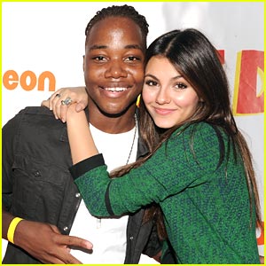 Leon Thomas & Victoria Justice: iCarly-Victorious Cameo Revealed!