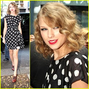 Taylor Swift is Polka-Dot Pretty