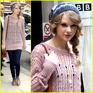 Taylor Swift: Pink Sweater Pretty