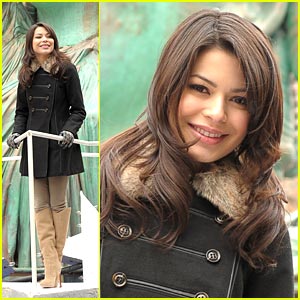 Miranda Cosgrove Steals The Statue of Liberty with Minions!