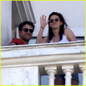 Kristen Stewart & Robert Pattinson: Balcony Buddies