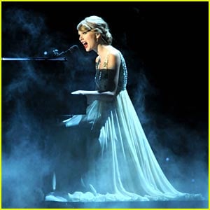 Taylor Swift: 'Back To December' at CMA Awards -- VIDEO