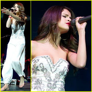 Selena Gomez: Barefoot Jingle Ball Babe