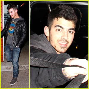 Joe Jonas is a Street Performer