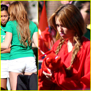 Miley Cyrus: 'Undercover' in Red & Green!