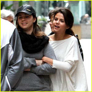 Selena Gomez & Mom Mandy: Galleria Girls