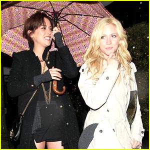 Brittany Snow & Jessica Stroup: Beso Besties
