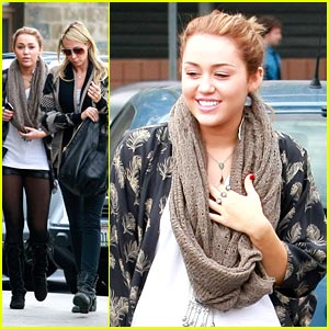 Miley Cyrus: Brunch at Bea Bea's with Mom Tish