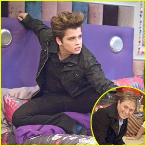 Nathan Kress Turns Into A Vampire on 'iCarly' -- Really.