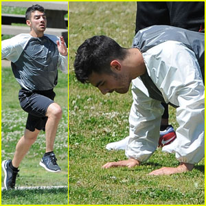 Joe Jonas: Push-ups at the Park!