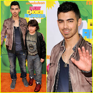 Joe Jonas - KCA 2011 Orange Carpet with Frankie!