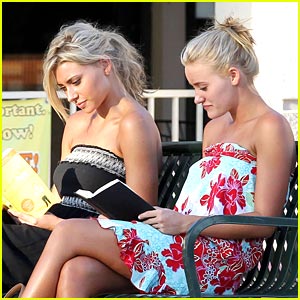 Aly & AJ Michalka: Reading Is Cool!
