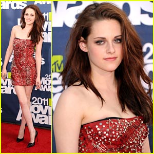 Kristen Stewart Gets Pinned at MTV Movie Awards 2011