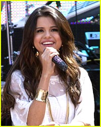 Listen To Selena Gomez' 'Dices'