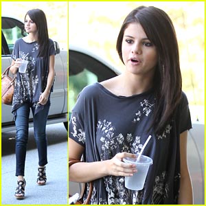Selena Gomez: Mexican Before Meetings