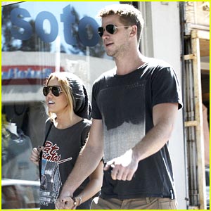 Miley Cyrus & Liam Hemsworth: Saturday Shopping Stop