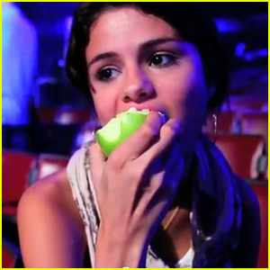 Selena Gomez 'Owns The Night' at the Teen Choice Awards!