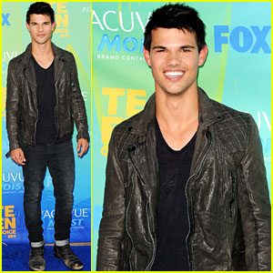Taylor Lautner - Teen Choice Awards 2011 Red Carpet