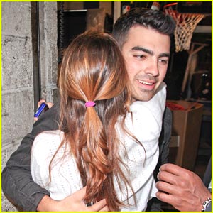 Joe Jonas: Hugs From Fans in NYC!