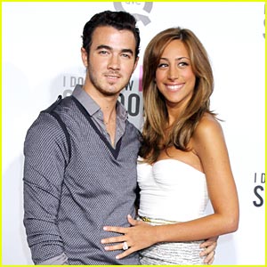 Kevin & Danielle Jonas: 'I Don't Know How She Does It' Premiere