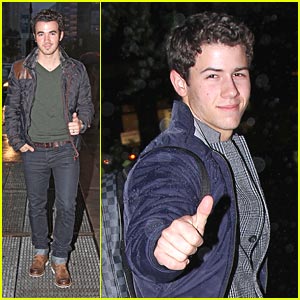 Kevin & Nick Jonas: Thumbs Up!