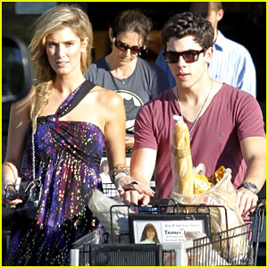 Nick Jonas & Delta Goodrem: Shopping Sweeties!