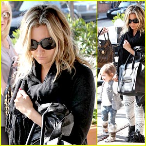Ashley Tisdale: Lunch with Mikayla & Mom!