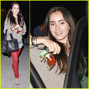 Lily Collins: Newsroom Cafe Cutie