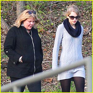 Taylor Swift & Mom Andrea: Park Pair