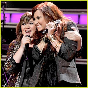 Demi Lovato Duets with Kelly Clarkson!