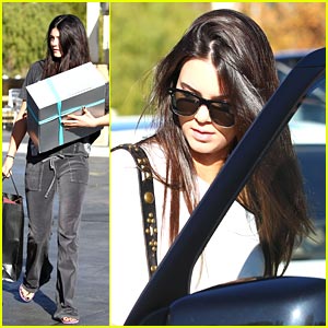 Kendall & Kylie Jenner: Last Minute Christmas Shopping