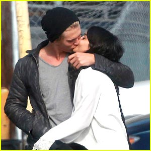 Vanessa Hudgens & Austin Butler: Kissing Couple!