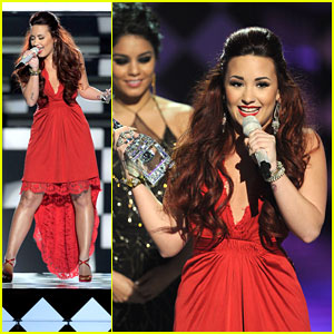 Demi Lovato: People's Choice Awards Winner & Performance!