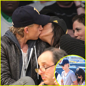 Vanessa Hudgens & Austin Butler: Kissy Kissy!