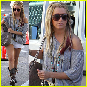 Ashley Tisdale: Lunch with a Gal Pal!