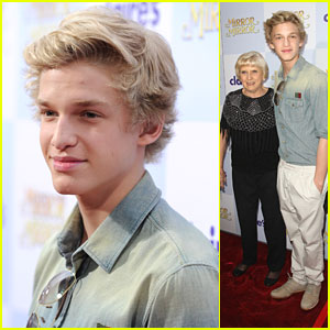 Cody Simpson: 'Mirror Mirror' with Grandma!